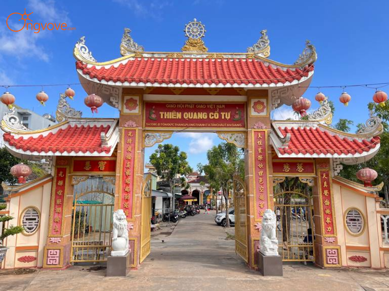 Khởi hành và dâng hương các đền phía dưới