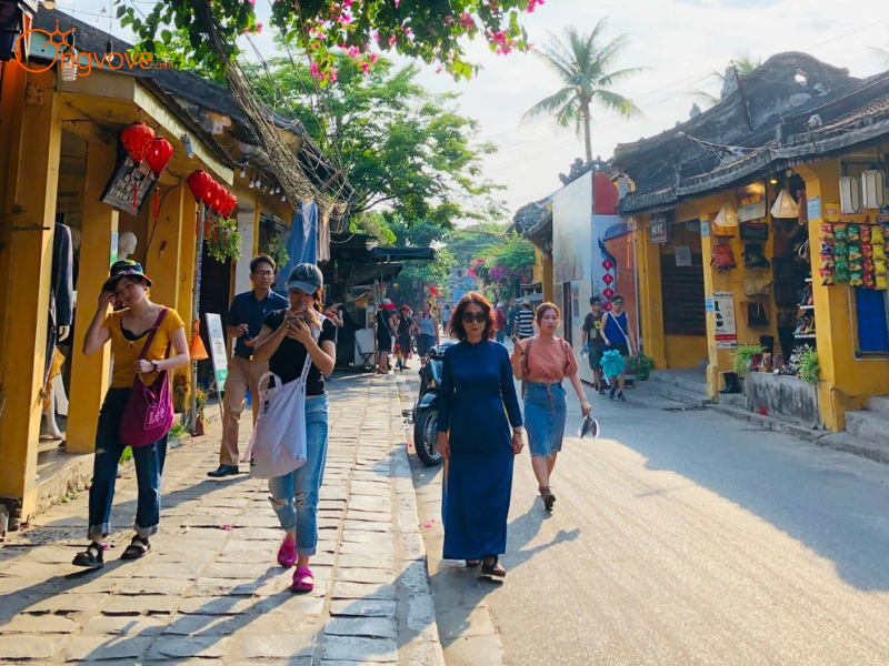 Buổi Trưa: Thưởng Thức Đặc Sản Hội An & Tham Quan Phố Cổ