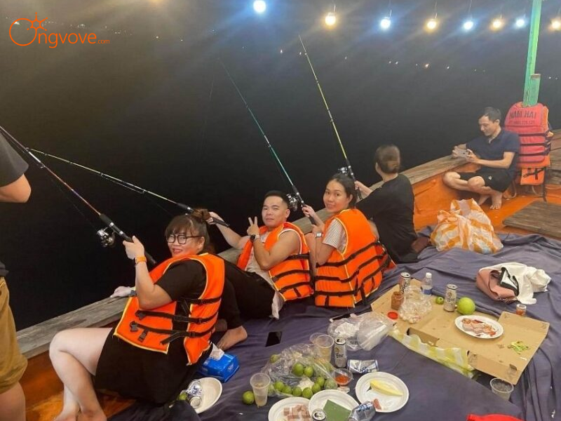 Giữa Biển Đêm: "Thử Thách" Tài Năng Câu Mực & Thưởng Thức Hải Sản Tươi Ngon