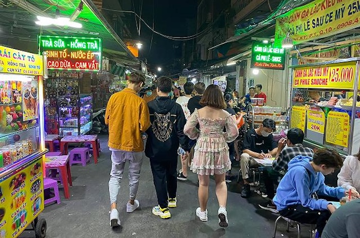 Ngoài Chợ Bến Thành, có khu chợ đêm nào khác dành cho người địa phương không? (ví dụ: Chợ Hạnh Thông Tây)