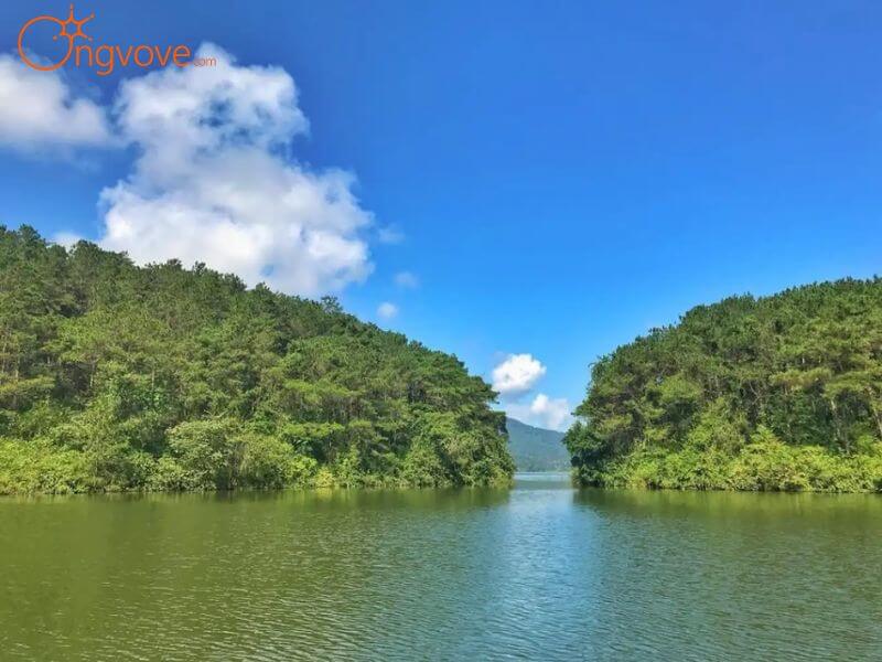 Lịch sử và văn hóa địa phương quanh hồ Khuôn Thần