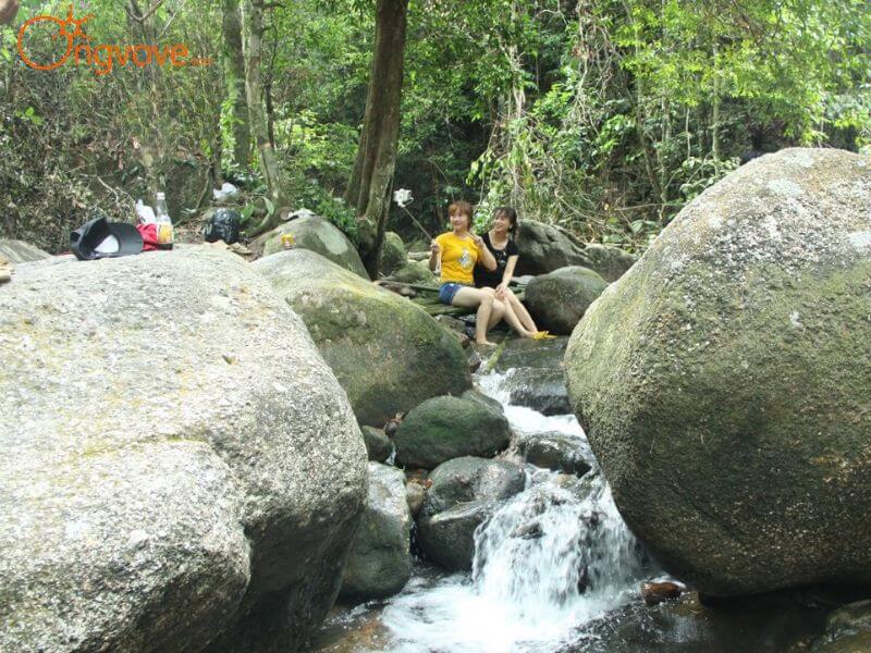 Sử dụng các dịch vụ du lịch "Thác Nước Hang Chiêng" tại nền tảng Ong Vò Vẽ Travel