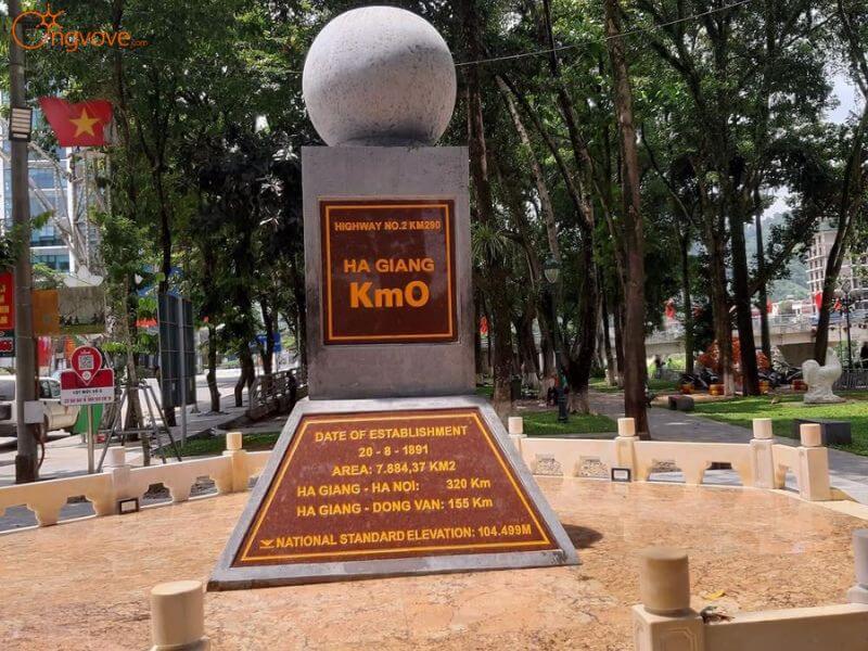 Khám Phá Cột Mốc 0km Hà Giang với Ong Vò Vẽ Travel