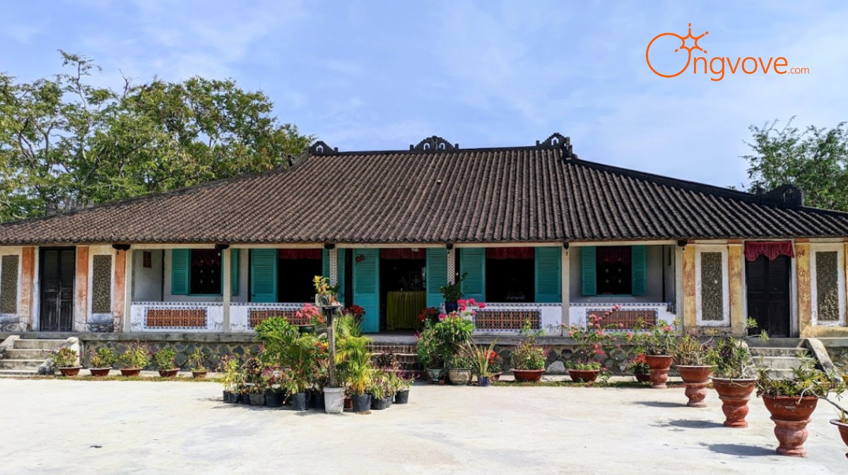 Nhà Trăm Cột Long An Tự Túc