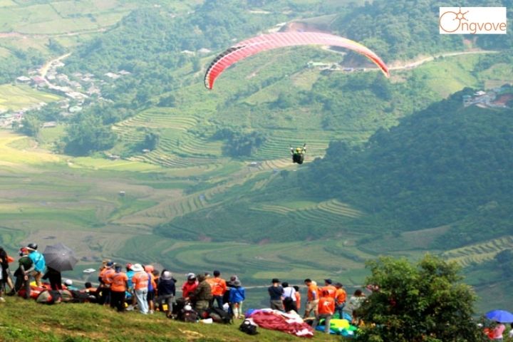 Bay dù lượn trên đỉnh núi