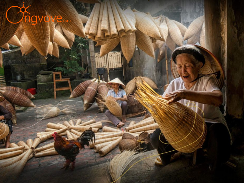 Đến Thăm Làng M...
            </div>
        </div>

        <div class=