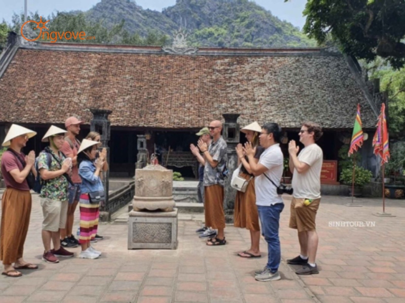 Tại Sao Bạn Cần Một Tour Guide Ninh Bình?